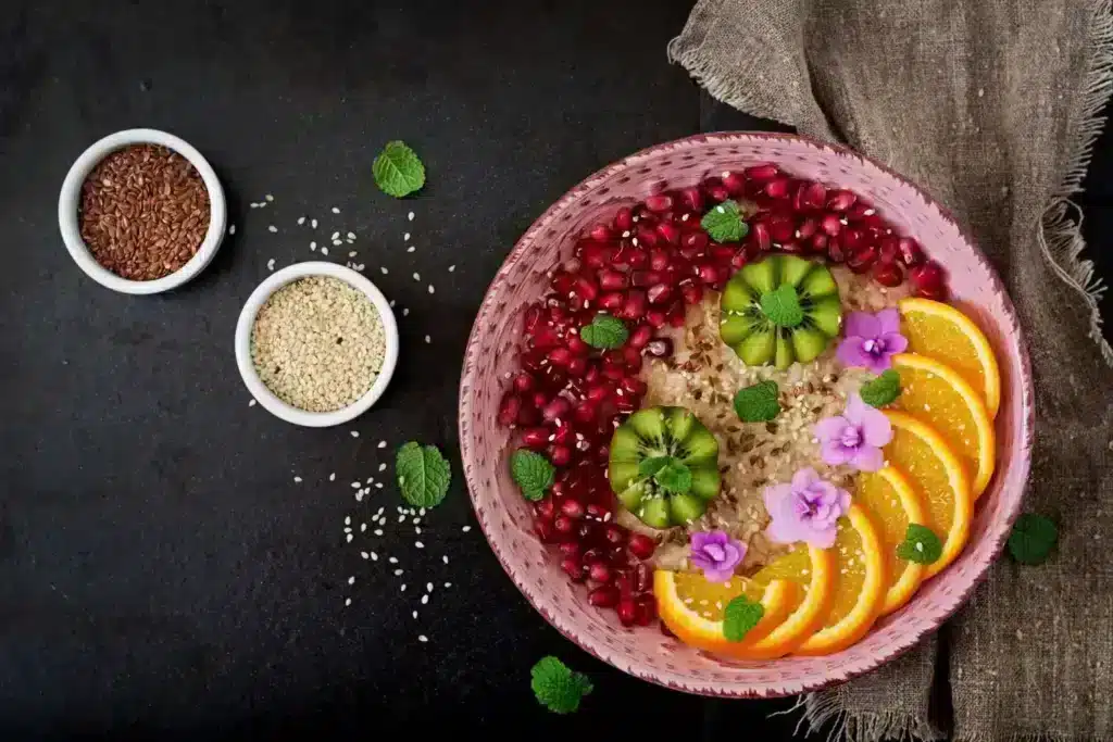 poke bowl fruits sur surface noire