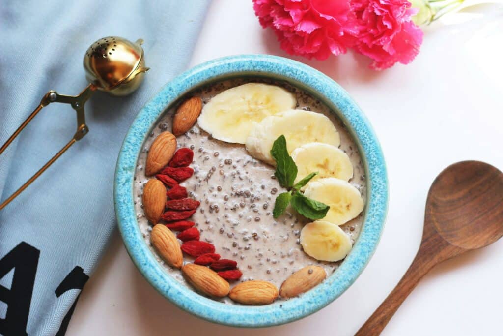 plat type bowl sucré avec amandes, banane et baies de goji